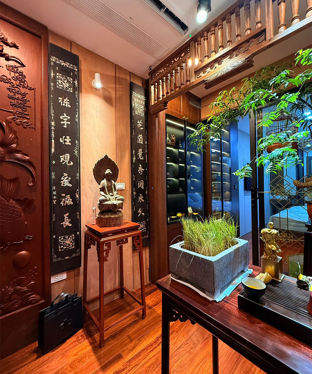 Một góc khác trong nhà được anh dành làm không gian thiền, đọc sách. Tượng Phật, hoành phi, câu đối và ánh sáng vàng dịu khiến nơi này trở thành góc tâm linh giúp anh tĩnh tâm sau những ngày làm việc áp lực.