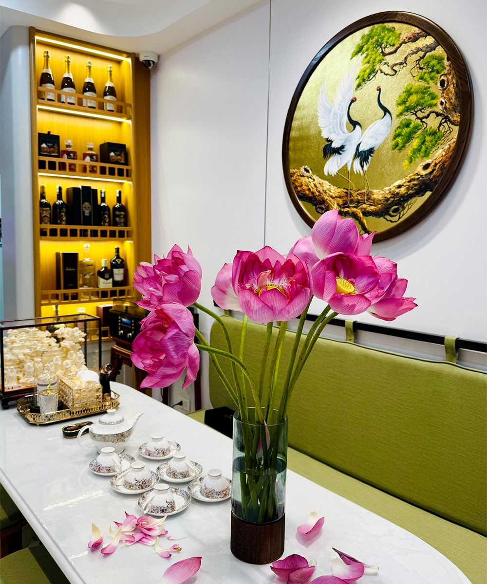 Những bức tranh Vượng Râu lựa chọn đều mang thông điệp về sự bình yên, sum họp và hạnh phúc, đúng tinh thần mà anh muốn gìn giữ trong tổ ấm.