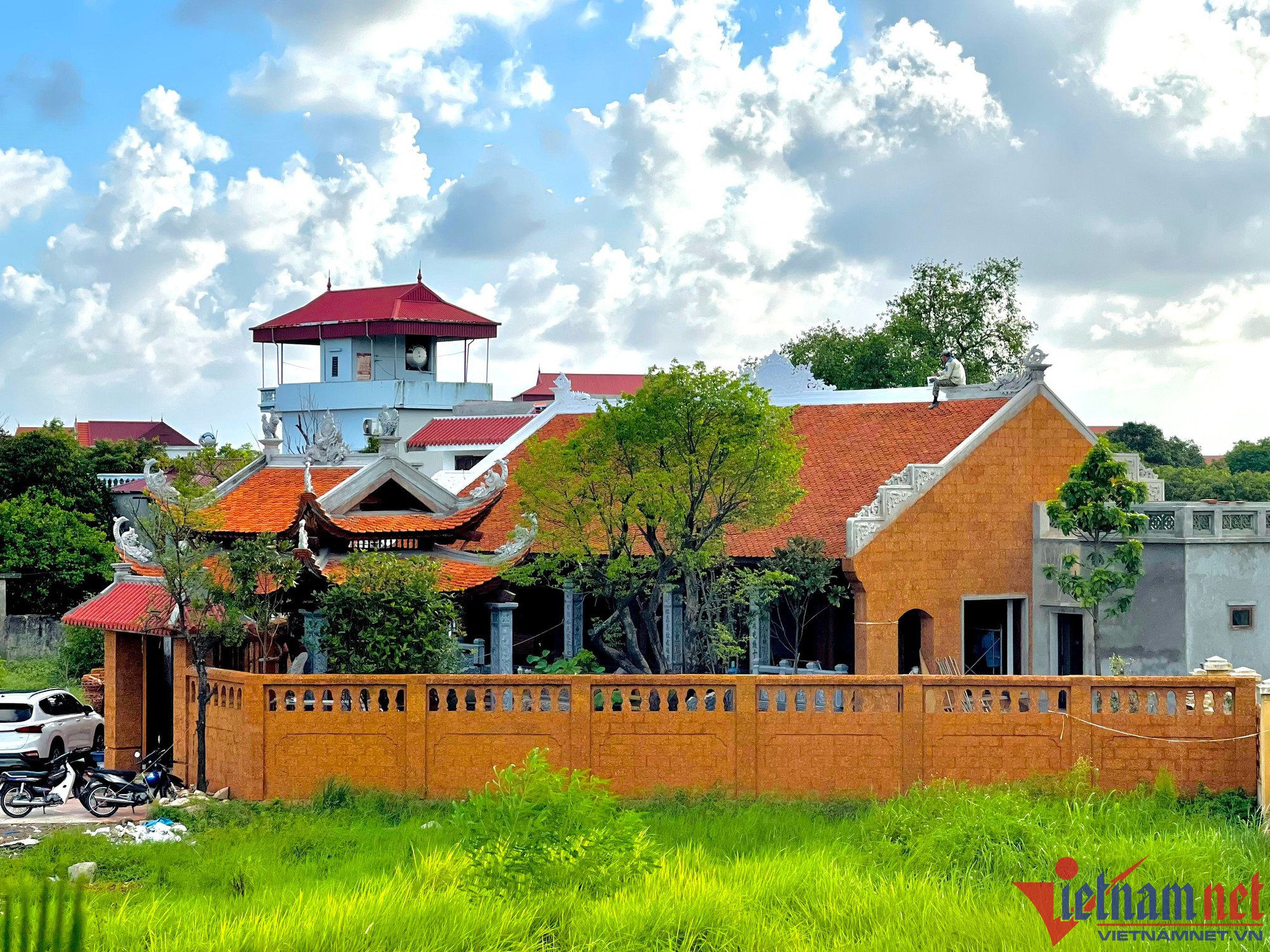 Nguyễn Công Việt Phủ là ngôi Phủ thờ do vợ chồng nghệ sĩ Vượng Râu đứng lên xây dựng.