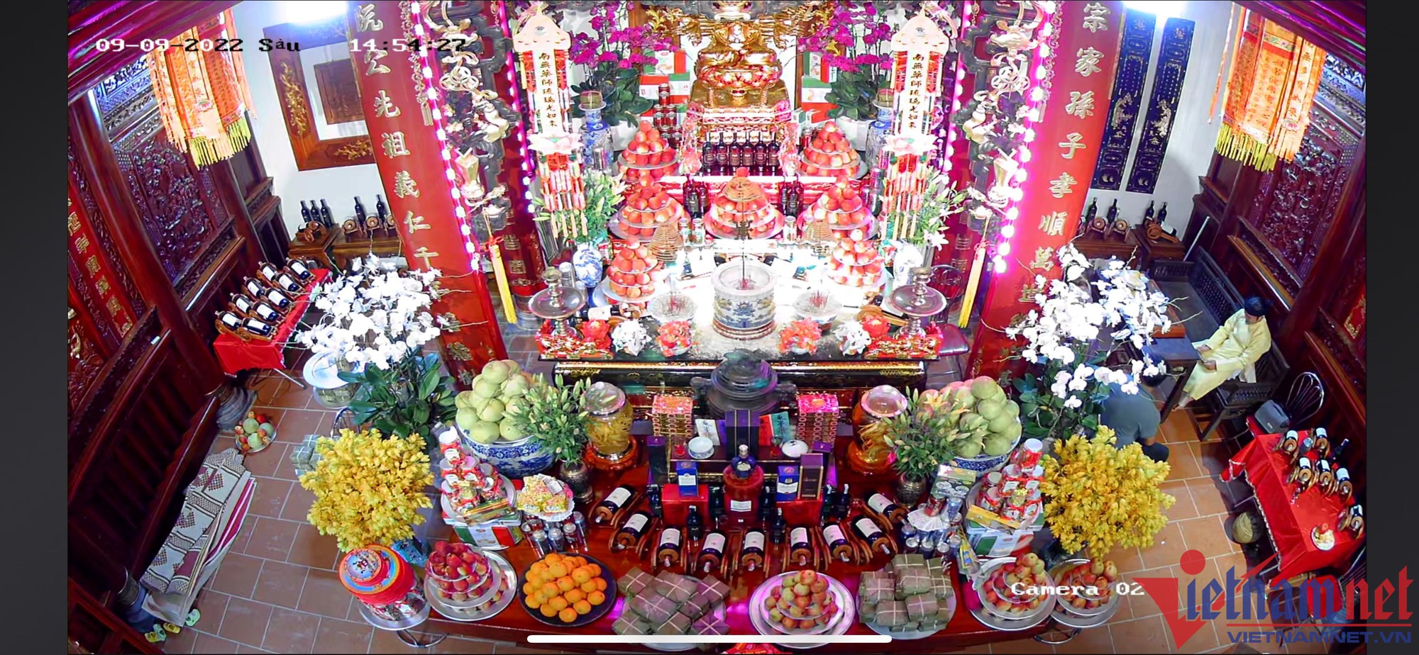 Vượng Râu cho biết, Phủ thờ này là nơi thờ Phật, Thành Hoàng làng và gia tiên. Bên cạnh có dãy nhà sinh hoạt chung dành cho con cháu mỗi dịp lễ lạt về để nghỉ ngơi.