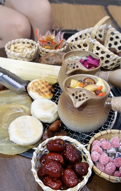 Trời lạnh amp;#34;đẩy trendamp;#34; set trà bếp than kèm đồ nướng, quán có view hồ là điểm cộng - 1