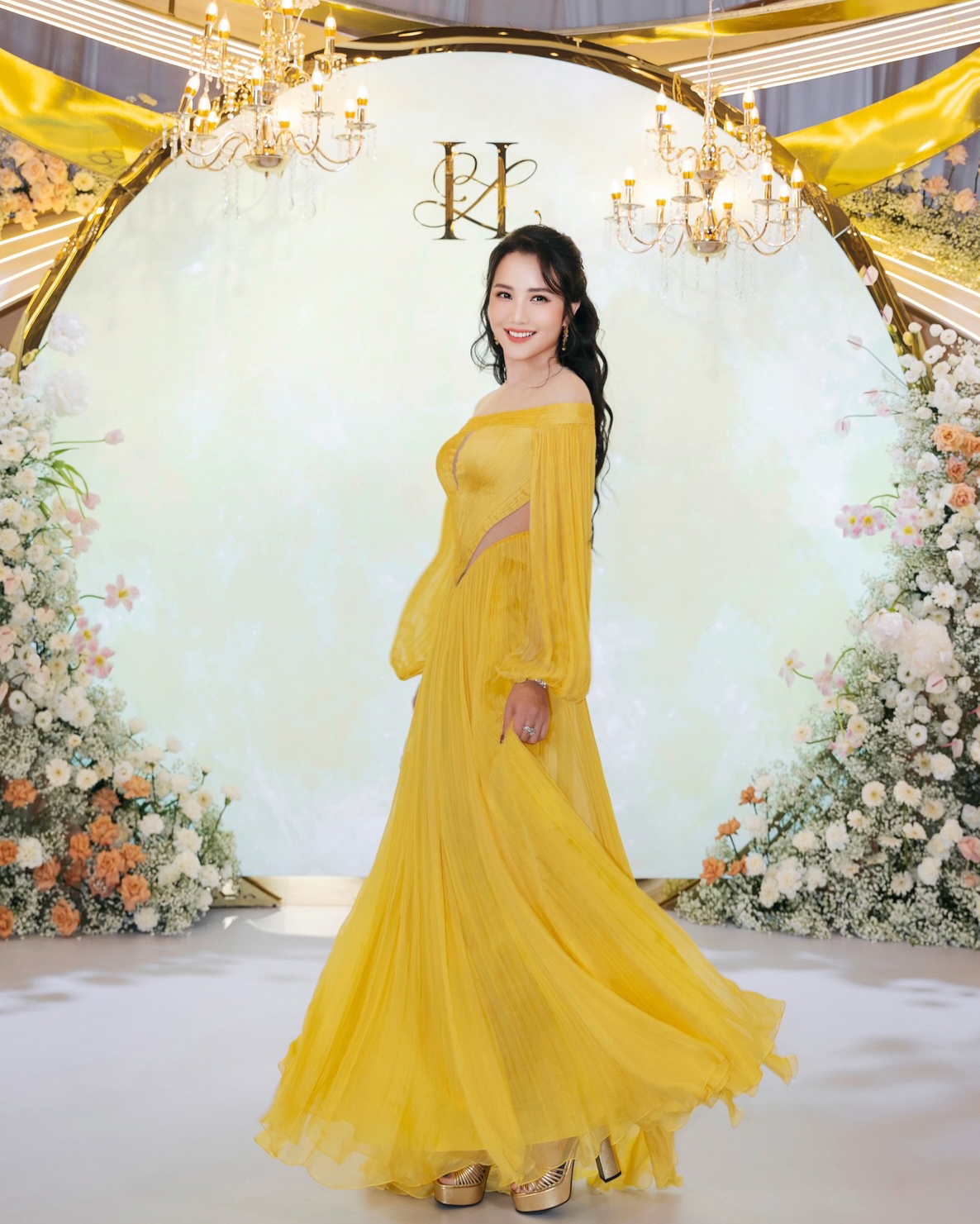 Bộ đầm trễ vai làm từ chất liệu voan tơ bay bổng giúp Primmy Trương được fan khen như nữ thần. Đẹp xuất sắc như cổ tích; Chiếc váy đẹp quá, nhìn Primmy mặc như một công chúa... một số người hâm mộ bình luận trên trang cá nhân của nàng dâu hào môn.