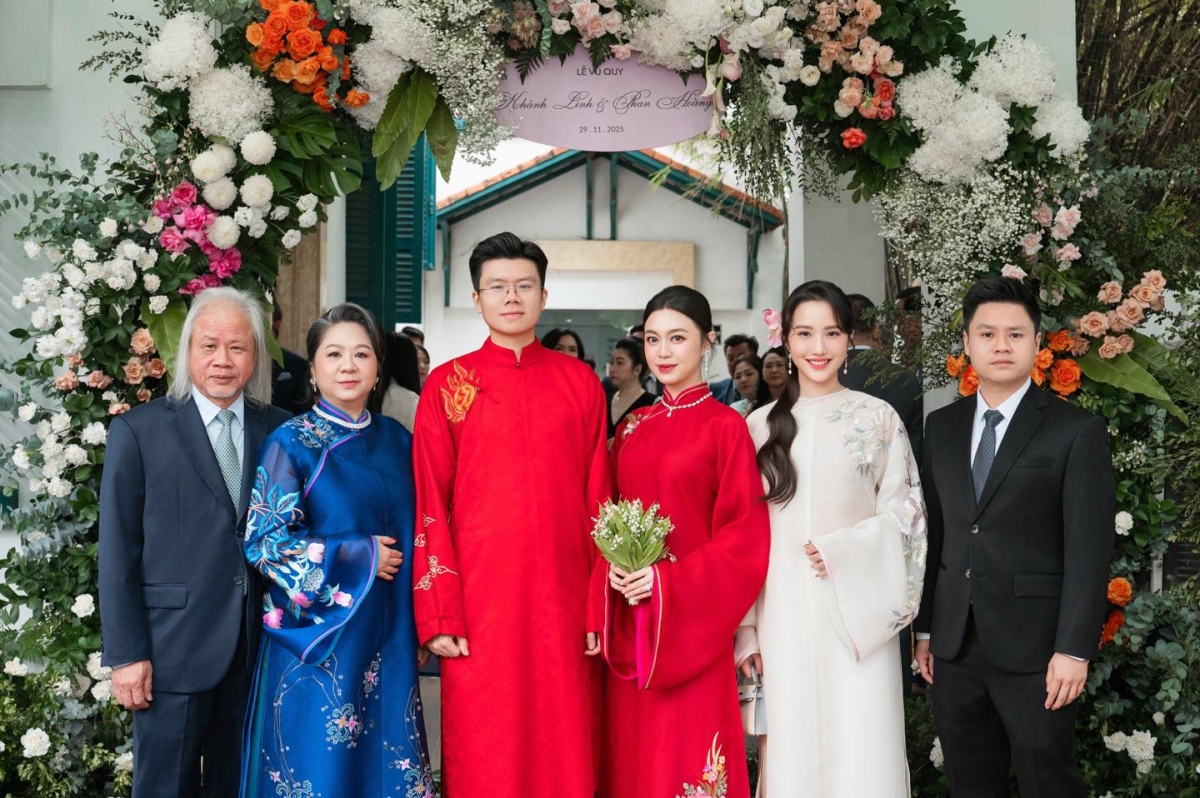 Trước đó, người đẹp cũng tham dự lễ rước dâu của em chồng. Cô chọn mẫu áo dài dáng suông của NTK Trịnh Hoàng Diệu.