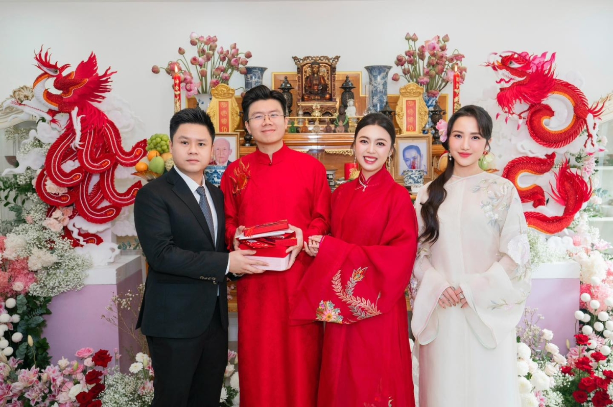 Mẫu áo dài đơn giản được tạo điểm nhấn bởi kỹ thuật thêu hoa thủ công trên vai, chất liệu tơ cao cấp cùng tông màu tươi sáng, phù hợp với vẻ đẹp nhẹ nhàng của Primmy Trương.