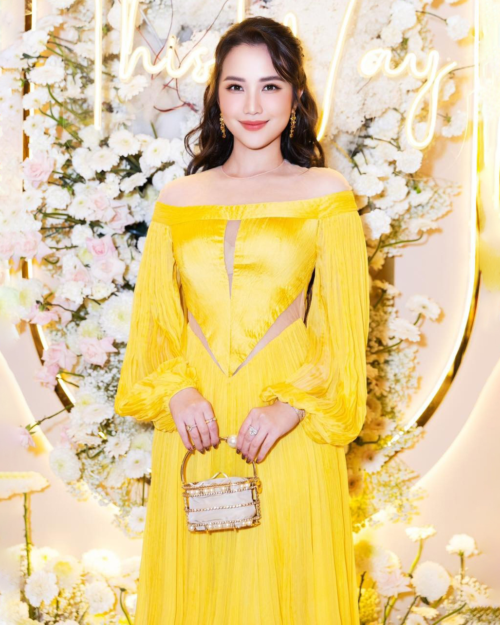 Bộ đầm tôn bờ vai mong manh, phần eo thon gọn của nàng beauty blogger. Gái hai con phối cùng chiếc túi xách nhỏ xinh và loạt trang sức lấp lánh, hoàn thiện diện mạo nổi bật.