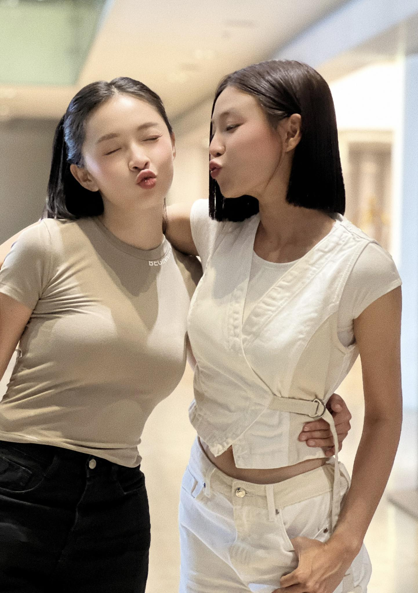 Khi bị Đức chia tay, Nga ghen tuông vô lối, cho rằng Đức và Tú (Ngọc Châu - ảnh) có mối quan hệ ngoài luồng. Chính vì vậy, nhân vật của cô cứ xuất hiện là bị ném đá dữ dội. Thậm chí khán giả vào tận trang cá nhân của Ngọc Trâm để chửi bới.