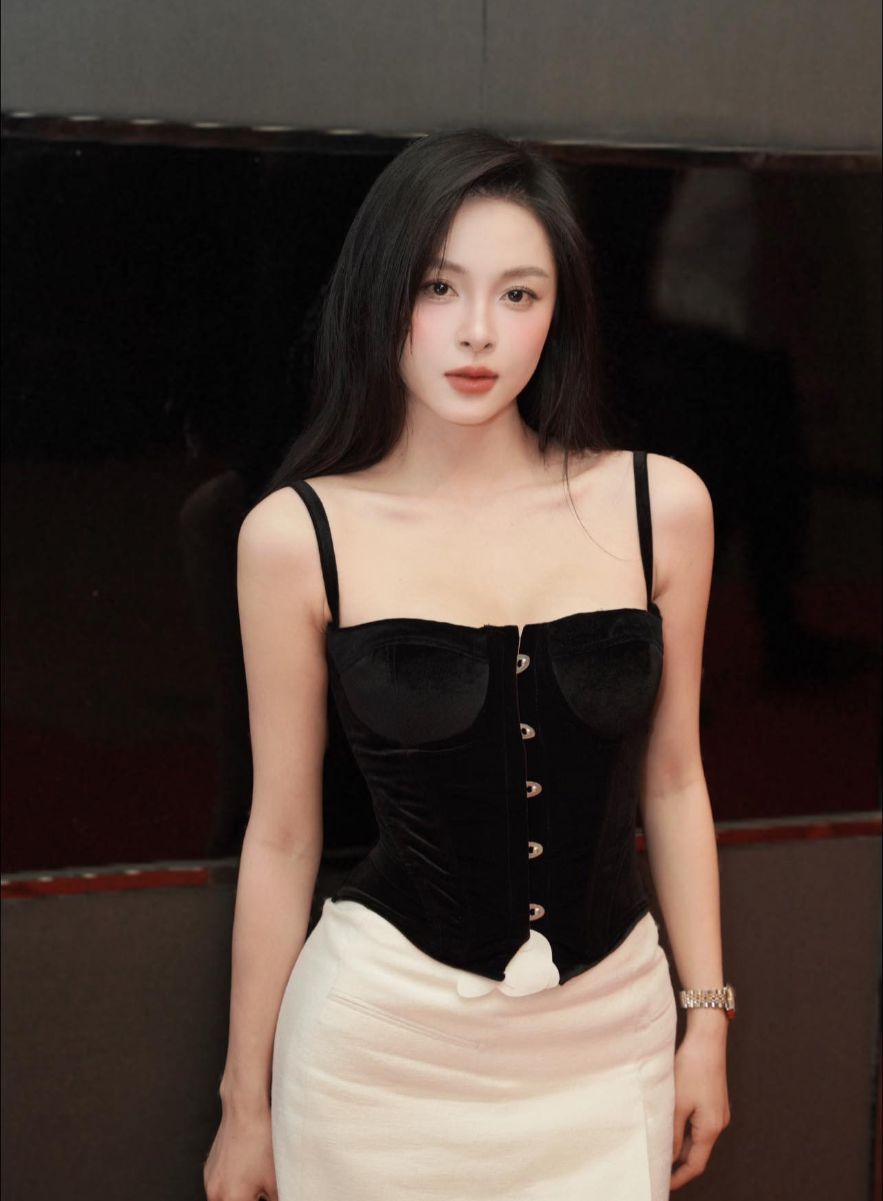 Cô sinh năm 1999 tại Quảng Ninh, là gương mặt mới của truyền hình Việt. 