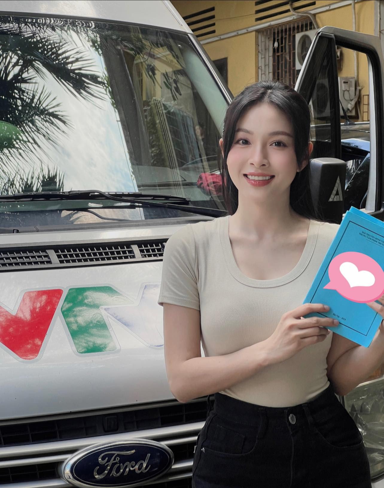 Nga là vai diễn đầu tiên của Ngọc Trâm trên truyền hình. Cô được đạo diễn Trần Trọng Khôi lựa chọn khi đang học lớp diễn xuất của VFC. 