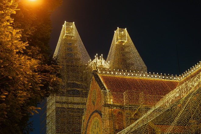 Video: Tphcm Trang Hoàng Giáng Sinh Sớm, Nhà Thờ Đức Bà Rực Đèn Theo Đại Diện Tổng Giáo Phận Tphcm Kiêm Trưởng Ban Trùng Tu Nhà Thờ Đức Bà, Hệ Thống Đèn Đã Được Lắp Đặt Hoàn Thiện Và Vận Hành Thử Trong Hai Ngày Qua. Thời Gian Thắp Sáng Chính Thức Từ 18 Giờ 45 Phút Đến 23 Giờ Hàng Ngày. Số Đèn Trang Trí Giáng Sinh Năm Nay Tại Nhà Thờ Đức Bà Tăng Gấp Đôi, Với Các Họa Tiết Mới Như Địa Cầu, Ngôi Sao, Chuông Và Hình Cây Thông Led Trên Tháp.