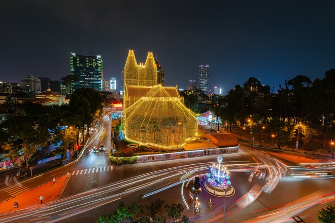 Video: Tphcm Trang Hoàng Giáng Sinh Sớm, Nhà Thờ Đức Bà Rực Đèn Để Chào Đón Giáng Sinh Năm Nay, Hệ Thống Dây Đèn Led Sẽ Được Thắp Sáng Trên Nhà Thờ Đức Bà Cùng Hai Tháp Chuông Phía Trước, Từ Ngày 1-12 Đến Hết 5-1-2026. Mục Đích Là Tạo Không Khí Ấm Áp Và Điểm Nhấn Thu Hút. Đây Là Năm Thứ Ba Nhà Thờ Trang Trí Đèn Kể Từ 2017, Sử Dụng Công Nghệ Led Không Tỏa Nhiệt Để An Toàn Và Tiết Kiệm.