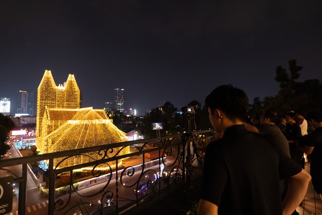 Video: Tphcm Trang Hoàng Giáng Sinh Sớm, Nhà Thờ Đức Bà Rực Đèn Video: Tphcm Trang Hoàng Giáng Sinh Sớm, Nhà Thờ Đức Bà Rực Đèn - 5