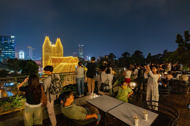 Video: Tphcm Trang Hoàng Giáng Sinh Sớm, Nhà Thờ Đức Bà Rực Đèn Video: Tphcm Trang Hoàng Giáng Sinh Sớm, Nhà Thờ Đức Bà Rực Đèn - 6