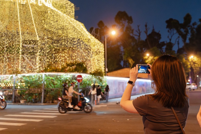 Video: Tphcm Trang Hoàng Giáng Sinh Sớm, Nhà Thờ Đức Bà Rực Đèn Video: Tphcm Trang Hoàng Giáng Sinh Sớm, Nhà Thờ Đức Bà Rực Đèn - 8