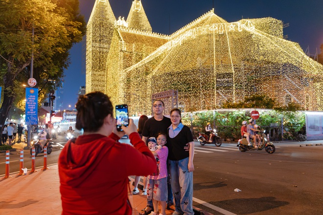 Video: Tphcm Trang Hoàng Giáng Sinh Sớm, Nhà Thờ Đức Bà Rực Đèn Video: Tphcm Trang Hoàng Giáng Sinh Sớm, Nhà Thờ Đức Bà Rực Đèn - 7