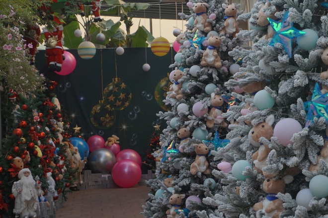 Video: Tphcm Trang Hoàng Giáng Sinh Sớm, Nhà Thờ Đức Bà Rực Đèn Video: Tphcm Trang Hoàng Giáng Sinh Sớm, Nhà Thờ Đức Bà Rực Đèn - 12