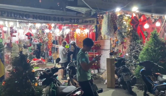 Video: Tphcm Trang Hoàng Giáng Sinh Sớm, Nhà Thờ Đức Bà Rực Đèn Video: Tphcm Trang Hoàng Giáng Sinh Sớm, Nhà Thờ Đức Bà Rực Đèn - 15