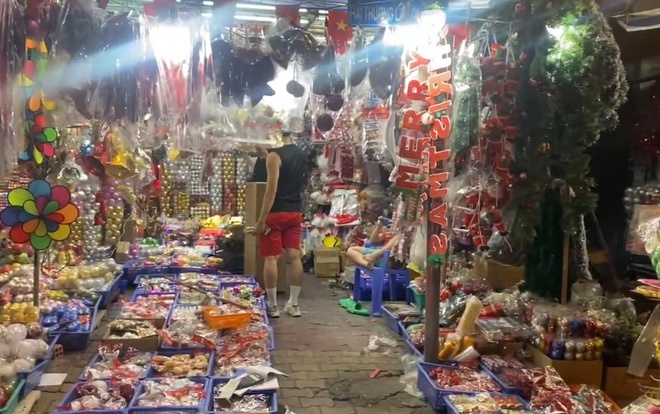 Video: Tphcm Trang Hoàng Giáng Sinh Sớm, Nhà Thờ Đức Bà Rực Đèn Các Mặt Hàng Như Dây Đèn Led, Vòng Nguyệt Quế, Quả Châu Và Trang Phục Ông Già Noel Được Bày Bán Tràn Ra Vỉa Hè. Giá Cả Năm Nay Dao Động Từ 40.000 Đồng Cho Các Món Đồ Nhỏ Và Từ 900.000 Đồng Cho Các Cây Thông. Theo Các Tiểu Thương, Do Thời Tiết Lạnh Sớm Kích Thích Nhu Cầu Trang Trí Của Người Dân, Việc Nhập Và Bán Hàng Năm Nay Được Đẩy Nhanh Tiến Độ Hơn Hẳn Mọi Năm.