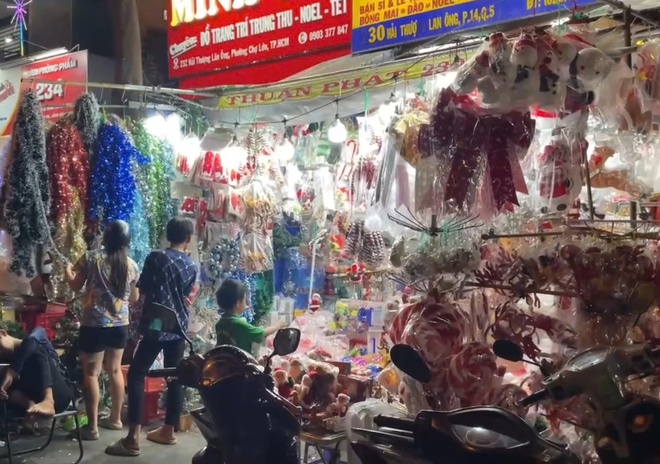 Video: Tphcm Trang Hoàng Giáng Sinh Sớm, Nhà Thờ Đức Bà Rực Đèn Video: Tphcm Trang Hoàng Giáng Sinh Sớm, Nhà Thờ Đức Bà Rực Đèn - 14