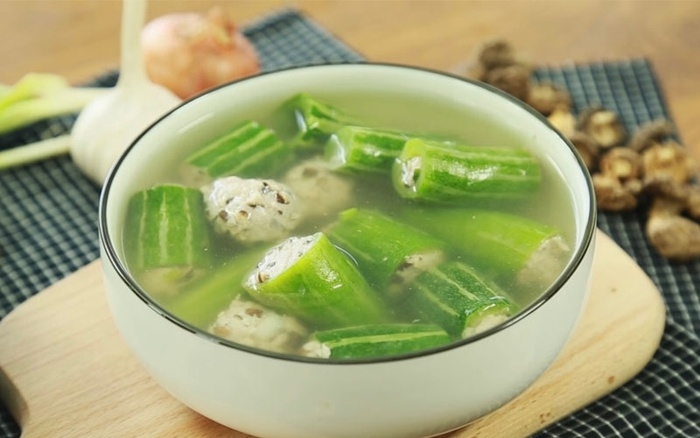 Quả lặc lè nhồi thịt là một món ăn đặc sắc, kết hợp giữa vị ngọt nhẹ của quả lặc lè và hương vị đậm đà của nhân thịt xay. Quả lặc lè được rửa sạch, bổ đôi, nhồi đầy nhân thịt cùng gia vị, sau đó được hấp chín hoặc xào thơm. Món ăn này không chỉ ngon miệng mà còn giàu dinh dưỡng, thích hợp cho những bữa ăn gia đình hoặc tiệc tùng.