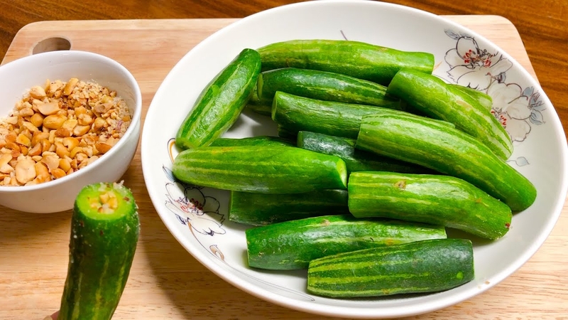 Với hương vị thanh ngọt đặc trưng, lặc lè không chỉ là món ăn dân dã quen thuộc mà còn là nguồn cung cấp dồi dào chất xơ, giúp bạn no lâu hơn và kiểm soát cảm giác thèm ăn hiệu quả. Kết hợp cùng muối vừng thơm bùi, món ăn này sẽ mang đến cho bạn một bữa ăn nhẹ lành mạnh và đầy đủ dinh dưỡng. Bên cạnh đó, lặc lè còn chứa ít calo và giàu vitamin, khoáng chất, rất tốt cho sức khỏe tim mạch và hệ tiêu hóa.