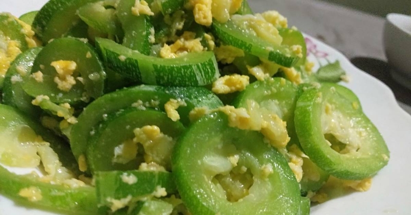 Xào là cách chế biến phổ biến nhất để tận hưởng trọn vẹn hương vị đặc trưng của quả lặc lè. Khi được xào chín tới, lặc lè giữ được độ giòn ngọt tự nhiên, không hề bị đắng. Món lặc lè xào tỏi thơm lừng, lặc lè xào trứng béo ngậy hoặc lặc lè xào thịt bò đậm đà chắc chắn sẽ làm hài lòng bất kỳ thực khách nào. Hương vị thanh mát, kết hợp với các nguyên liệu khác tạo nên những món ăn vừa ngon miệng vừa bổ dưỡng, xứng đáng có mặt trong thực đơn hàng ngày của gia đình bạn.