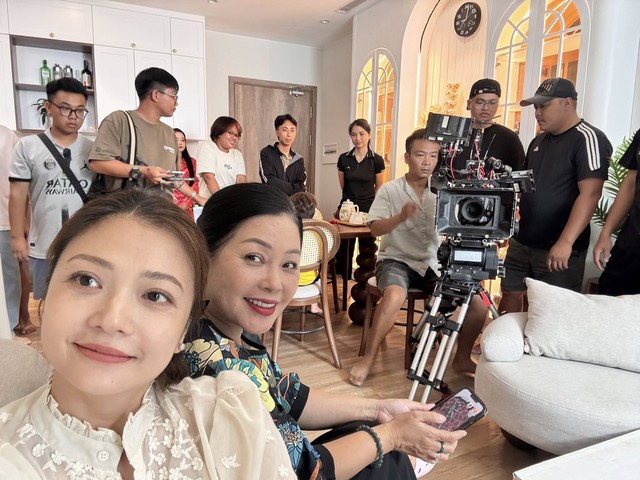 NSƯT Kiều Anh mới đây lại vào phim Gia đình trái dấu phát sóng trên phim giờ vàng của VTV. Trong phim Gia đình trái dấu Kiều Anh đảm nhiệm vai người mẹ đã có 2 con đang ở độ tuổi thanh niên. Bà Ánh là người lạc quan quá mức, vô tư, vô lo, hồn nhiên và yêu thương, thần tượng chồng hết mực. Vì tính tình trẻ con và hay nhõng nhẽo, bà được chồng con coi như công chúa trong nhà, nhường nhịn và chiều chuộng. Đến khi gia đình gặp biến cố, phải bán nhà, bà mới trở thành người lớn, đi dạy múa để kiếm tiền cùng chồng gánh vác chuyện nợ nần.