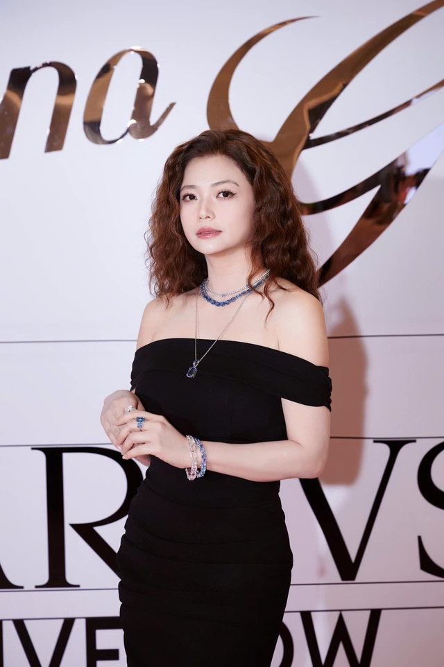 NSƯT Kiều Anh từng tiết lộ với truyền thông cô được học yoga trực tiếp từ các chuyên gia Ấn Độ nên có thể tự thiết kế các bài yoga trị liệu riêng để phù hợp với bản thân và độ tuổi.