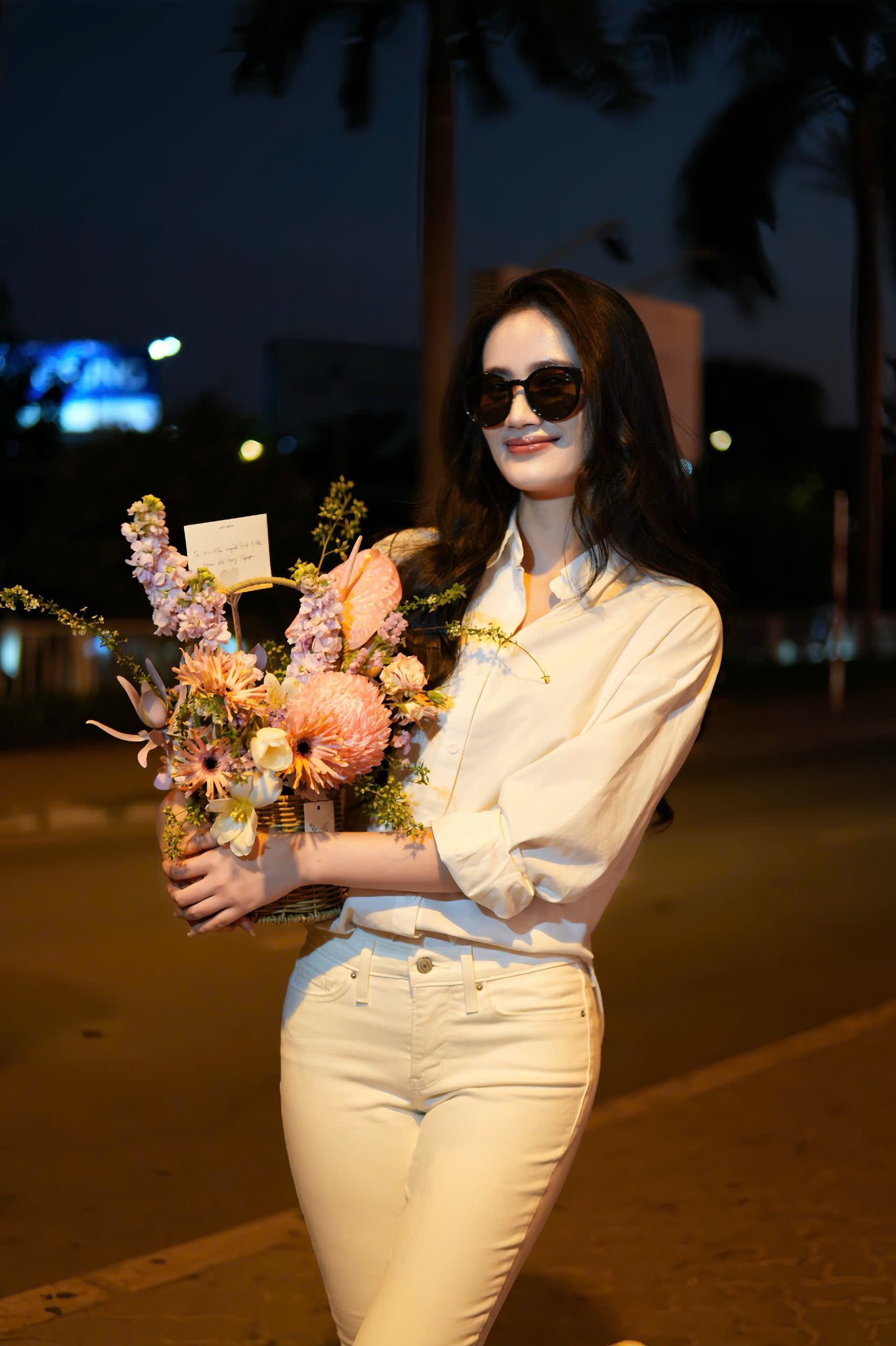 Sau 4 tháng lên đường sang Úc để tiếp tục hành trình du học, Hoa hậu Ý Nhi đã chính thức quay trở lại Việt Nam. Ý Nhi xuất hiện với diện mạo trẻ trung, tươi tắn cùng nụ cười hiền đặc trưng.