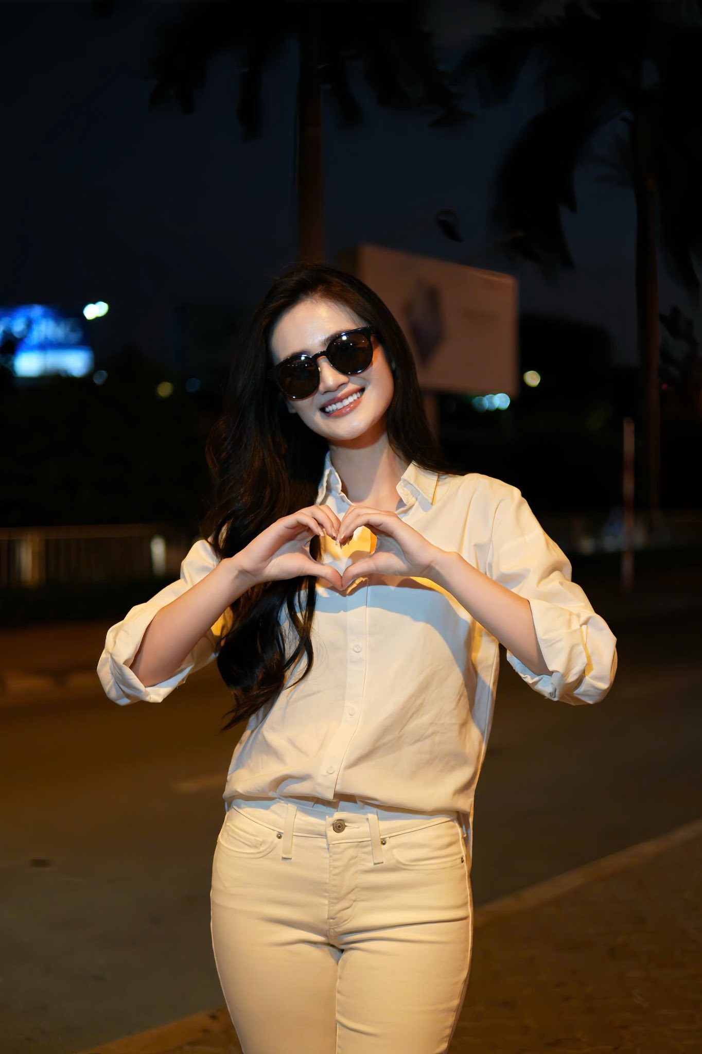 Điều khiến nhiều người tinh ý nhận ra đó là bộ trang phục mà nàng hậu lựa chọn - một chiếc áo sơ mi trắng đơn giản kết hợp với quần cùng màu.