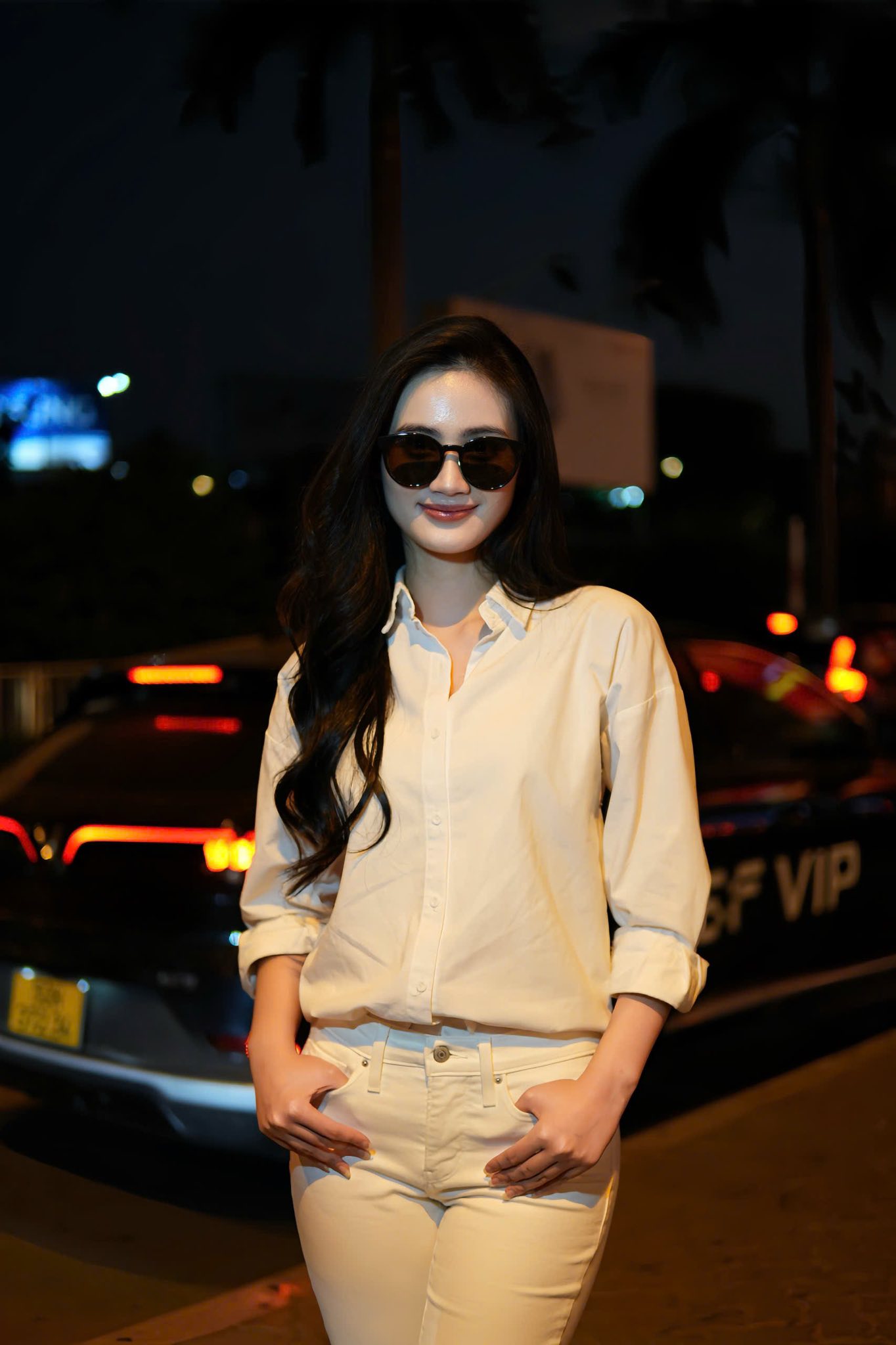 Không váy áo cầu kỳ, không phụ kiện đắt đỏ, nàng hậu chọn cách xuất hiện thật nhẹ nhàng nhưng vẫn đầy tinh tế.