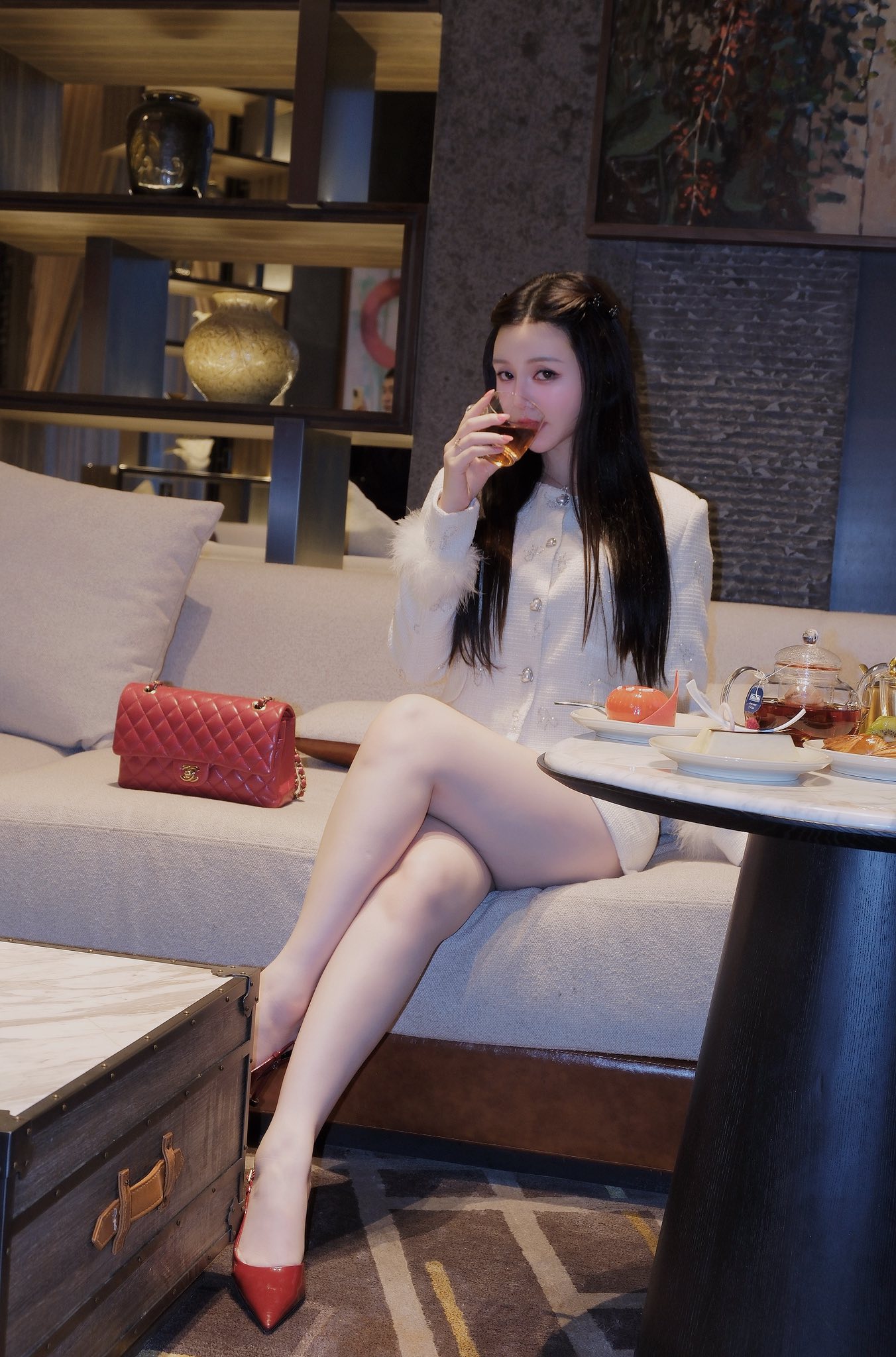 Nữ diễn viên mix cùng đôi giày cao gót đỏ.