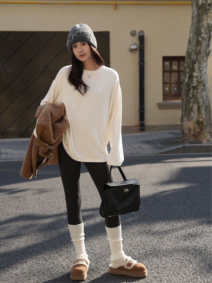 Theo WWW, quần legging là một trong những kiểu quần phổ biến của Thu Đông 2025. Năm nay, nhiều thương hiệu cải tiến, phát triển dòng legging giữ nhiệt với lớp lót nỉ, bông, có thể mặc trong thời tiết dưới 10 độ C. Nhiều hãng còn tung ra hai dòng - ấm và siêu ấm - với độ dày và chất bông khác nhau.
