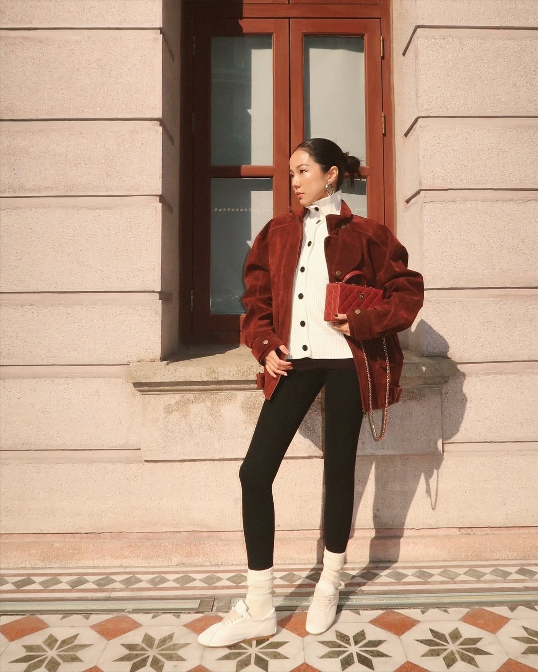 Ngoài sao Việt, nhiều fashionista trên thế giới cũng lựa chọn món đồ vào mùa lạnh, trong đó có Yoyo Cao. Người đẹp đến từ Singapore kết hợp quần đen với giày trắng và áo cardigan đồng điệu, nhấn bằng áo khoác da lộn màu nâu. Ảnh: Instagram Yoyo Cao