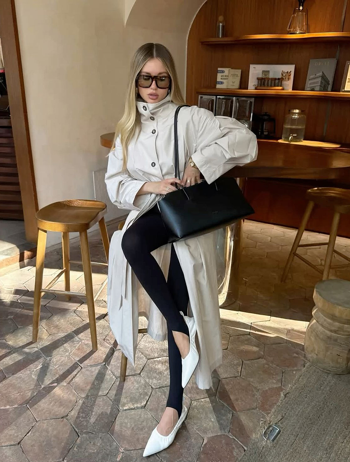 Ngoài blazer, áo khoác da, áo cape, bạn có thể mặc quần legging với áo trench coat để tạo vẻ thanh lịch.