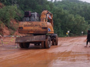 Tin tức - Video khẩn trương thu dọn bùn đất tràn xuống đường vào khu du lịch sau mưa lớn