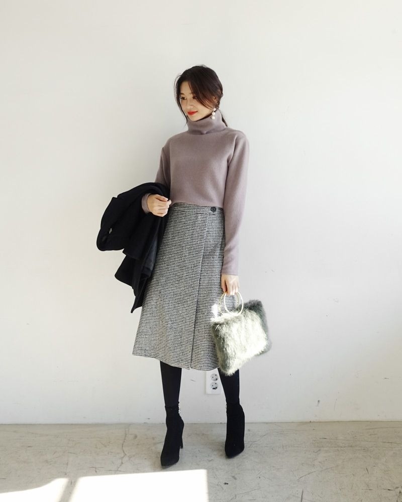 Thứ ba, với các loại chân váy midi, bạn không nên chọn bốt cổ thấp vì chúng khiến các món bị rời rạc, phân tách hướng nhìn, từ đó tạo cảm giác người ngắn. Thay vào đó, hãy chọn bốt cao tới gối, đảm bảo chân váy dài trùm qua, không để lộ miệng giày.