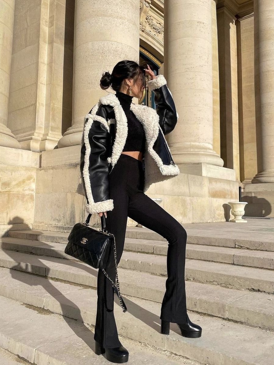 Thứ năm, khi mặc quần ống loe, bạn nên chọn cạp cao và bốt đế dày dáng chunky. Thiết kế có phom dáng mạnh mẽ, giúp tạo sự cân đối khi mặc đồ bó.