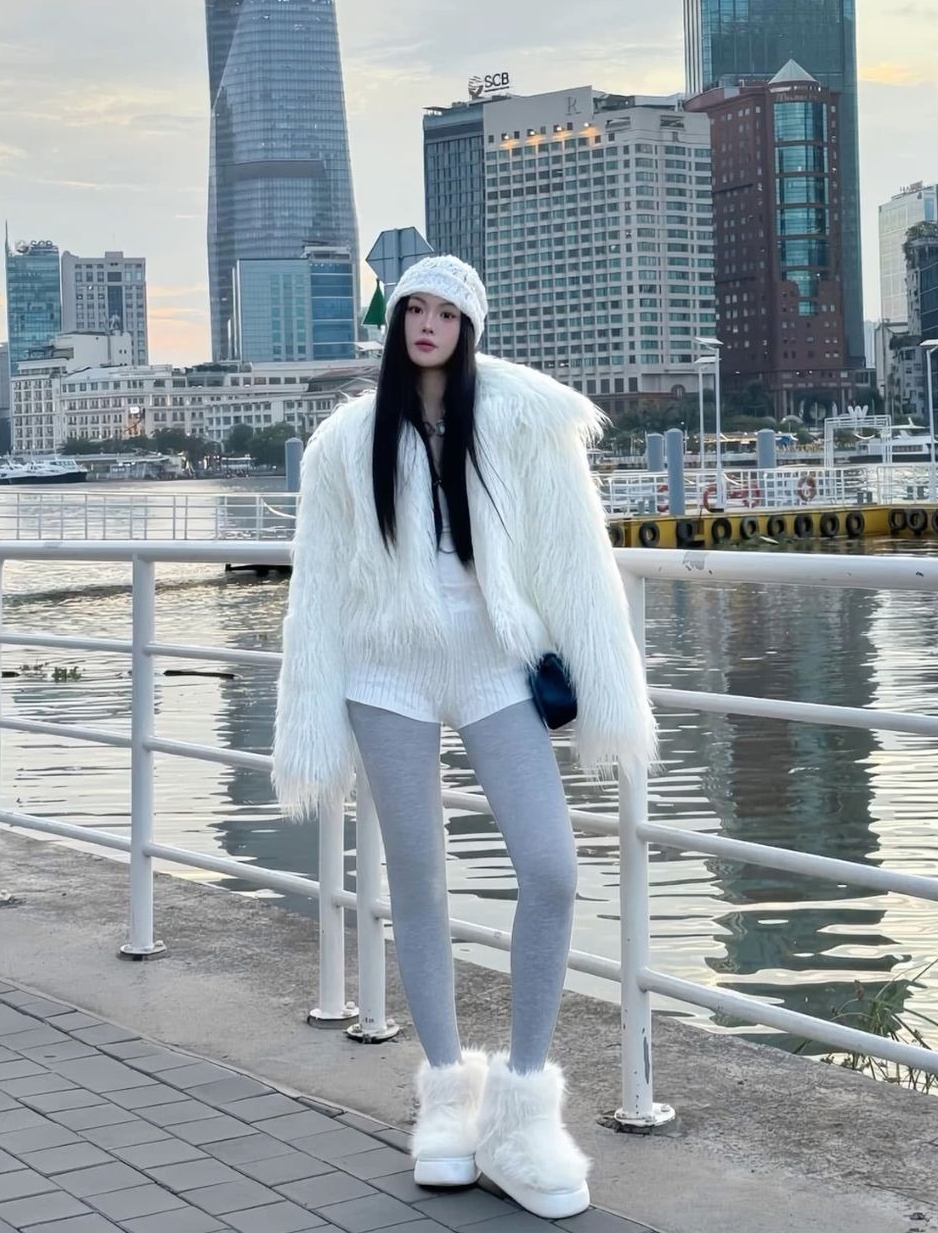 Thứ sáu, với quần legging hoặc tregging bó sát, bạn có thể chọn bốt có thiết kế cách điệu ở phần cổ, ống. Những thiết kế mang phom dáng cồng kềnh, thô kệch theo mốt giày xấu hoàn toàn phù hợp trong trường hợp này. Điều này tạo cân bằng, giúp đôi chân thêm vững chãi và bớt trống trải.