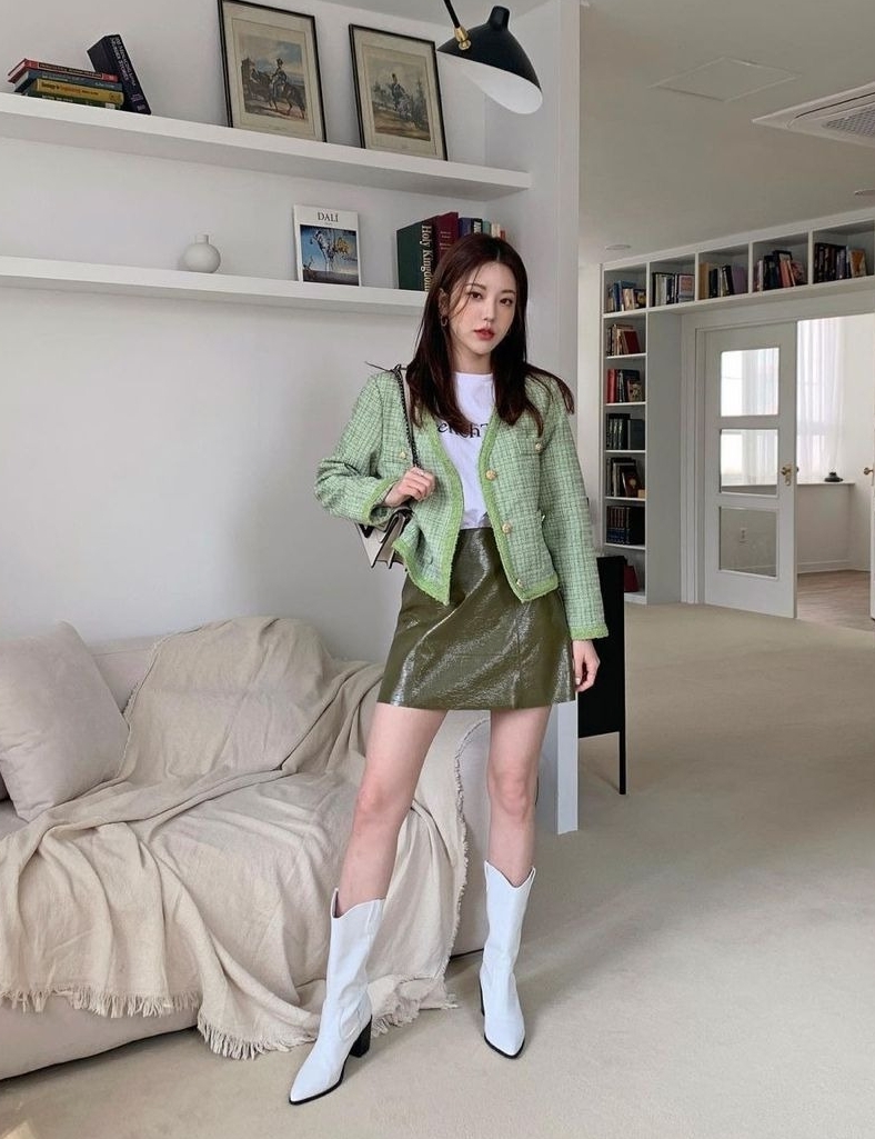 Có nhiều lựa chọn khi kết hợp bốt với trang phục ngắn, như chân váy mini và giày cao bồi, áo khoác tweed.