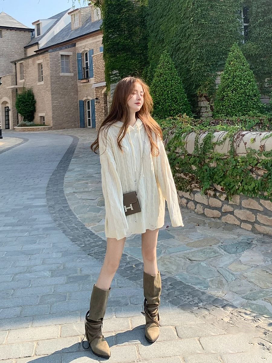 Thứ tư, với váy ngắn hoặc quần shorts, bạn có thể chọn cả hai loại giày cao cổ hoặc cổ thấp đều phù hợp. Nên chọn bốt có ống rộng hoặc kiểu cách để tạo điểm nhấn cho đôi chân. Nếu chân to, bạn hãy sử dụng thiết kế màu đen và đường nét tối giản.