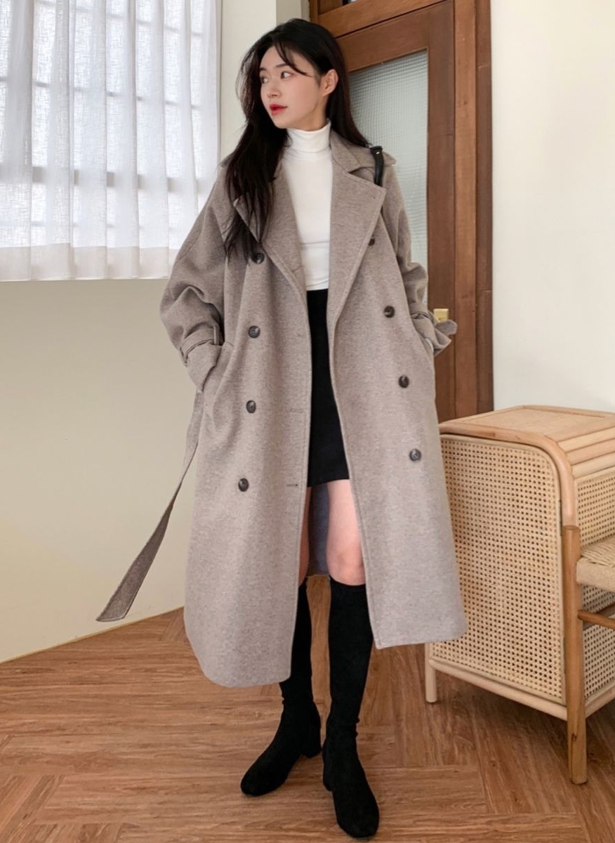 Hoặc trench coat, chân váy mini, áo len cổ lọ và bốt da lộn bó sát theo phong cách cổ điển.