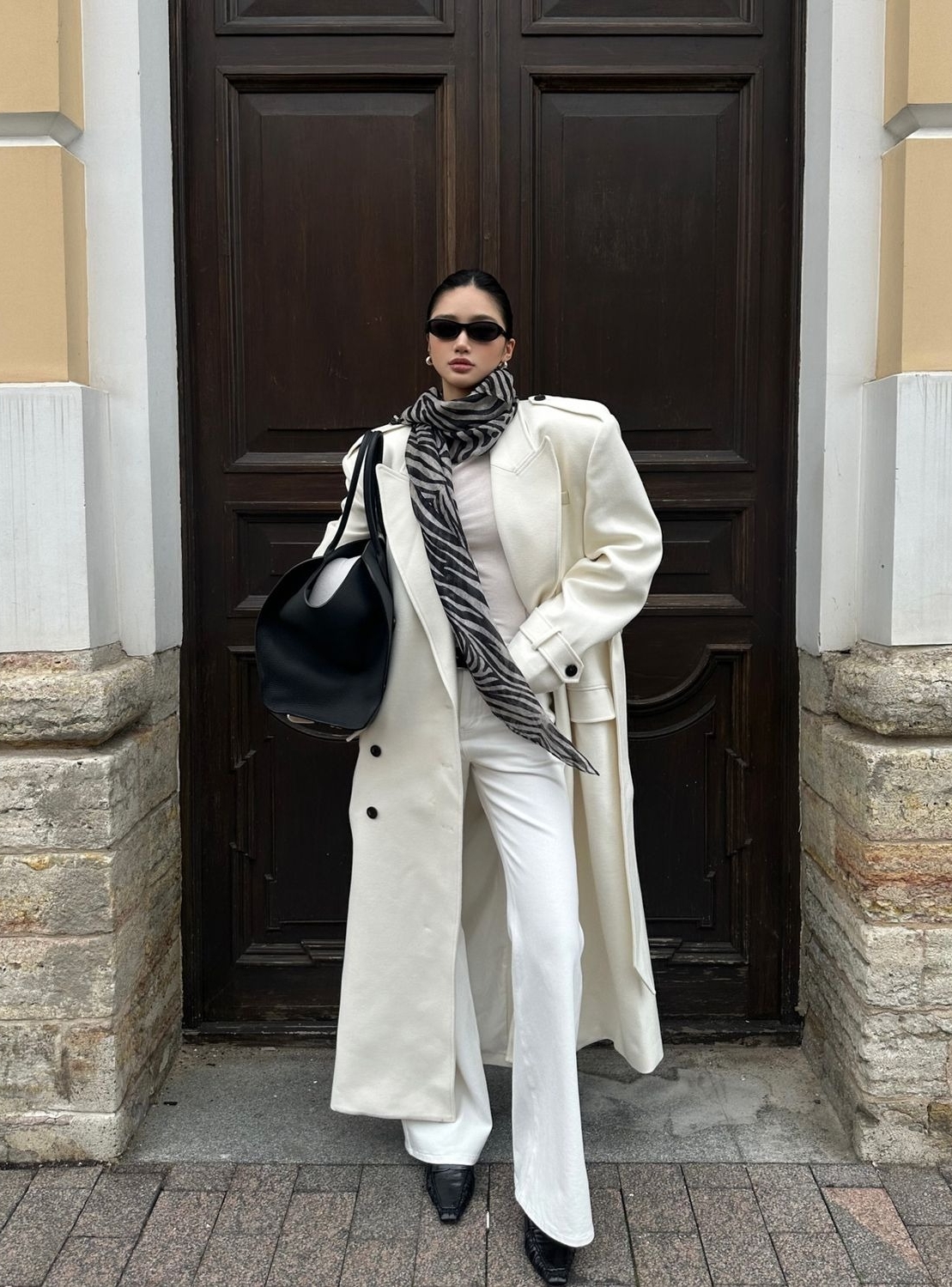 Nếu không có giày cùng tông trang phục, bạn cũng có thể tạo nên tổng thể thống nhất bằng cách chọn bốt đen và mặc cả bộ quần áo sáng màu.