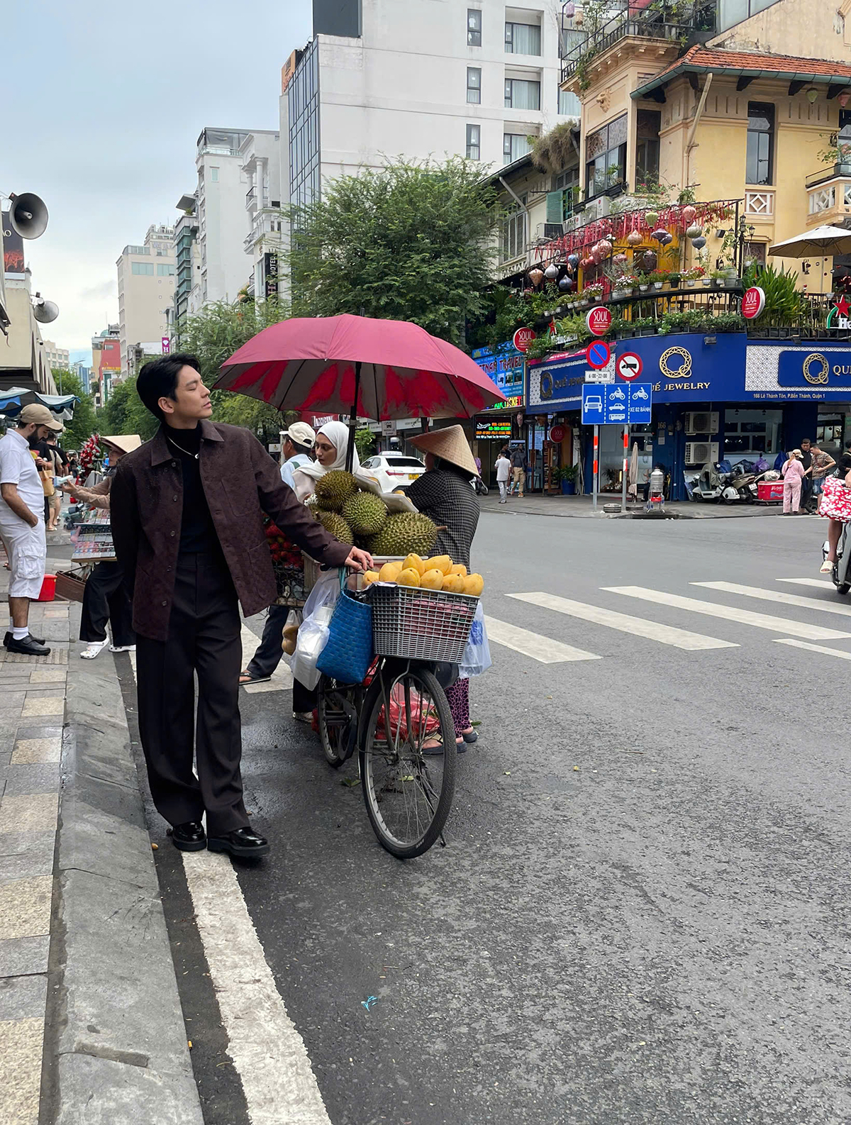 Mỹ nam Đài Loan Lâm Bách Hoành dạo chợ Bến Thành - 2