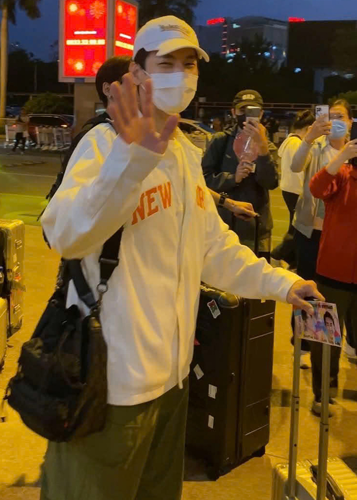 Mỹ nam Đài Loan Lâm Bách Hoành dạo chợ Bến Thành - 1