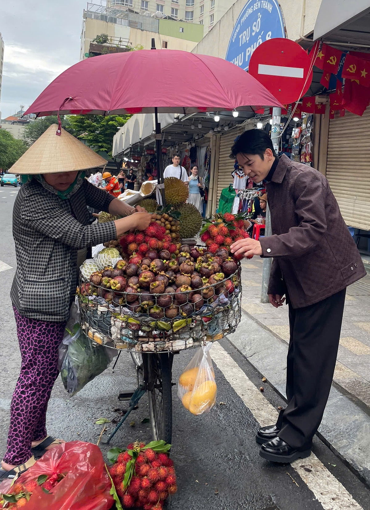 Mỹ nam Đài Loan Lâm Bách Hoành dạo chợ Bến Thành - 3