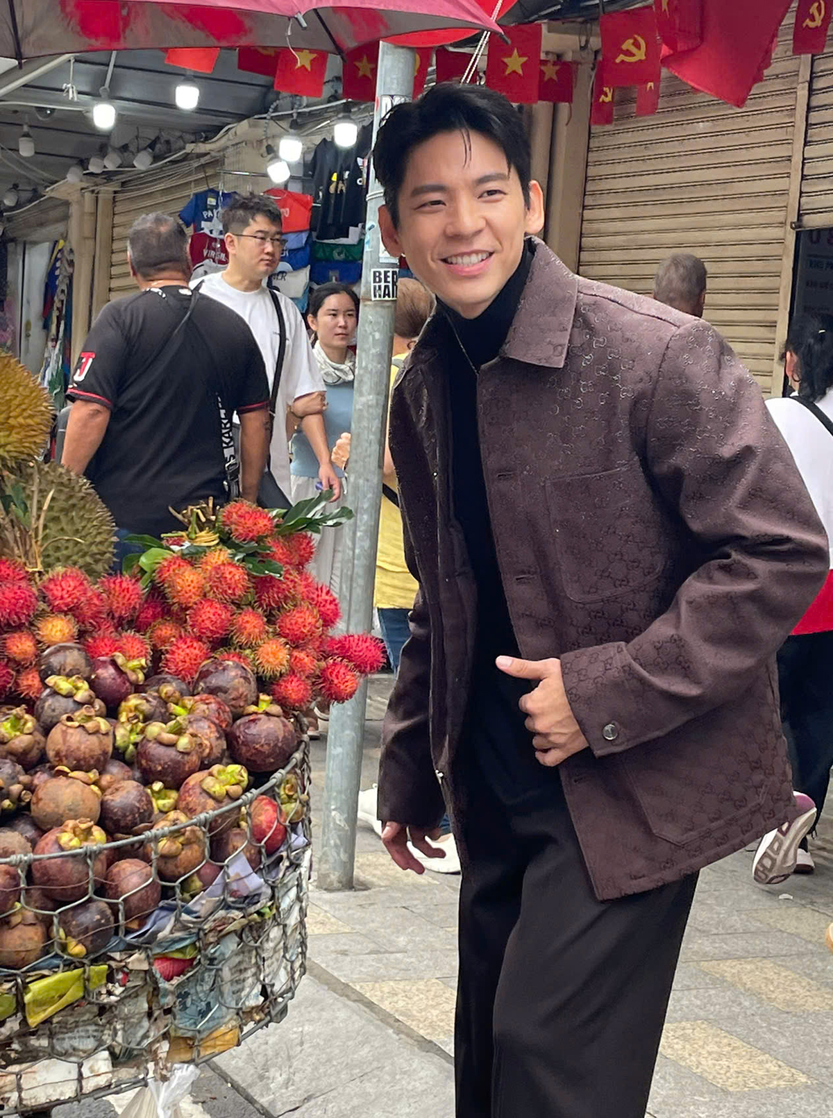 Mỹ nam Đài Loan Lâm Bách Hoành dạo chợ Bến Thành - 4