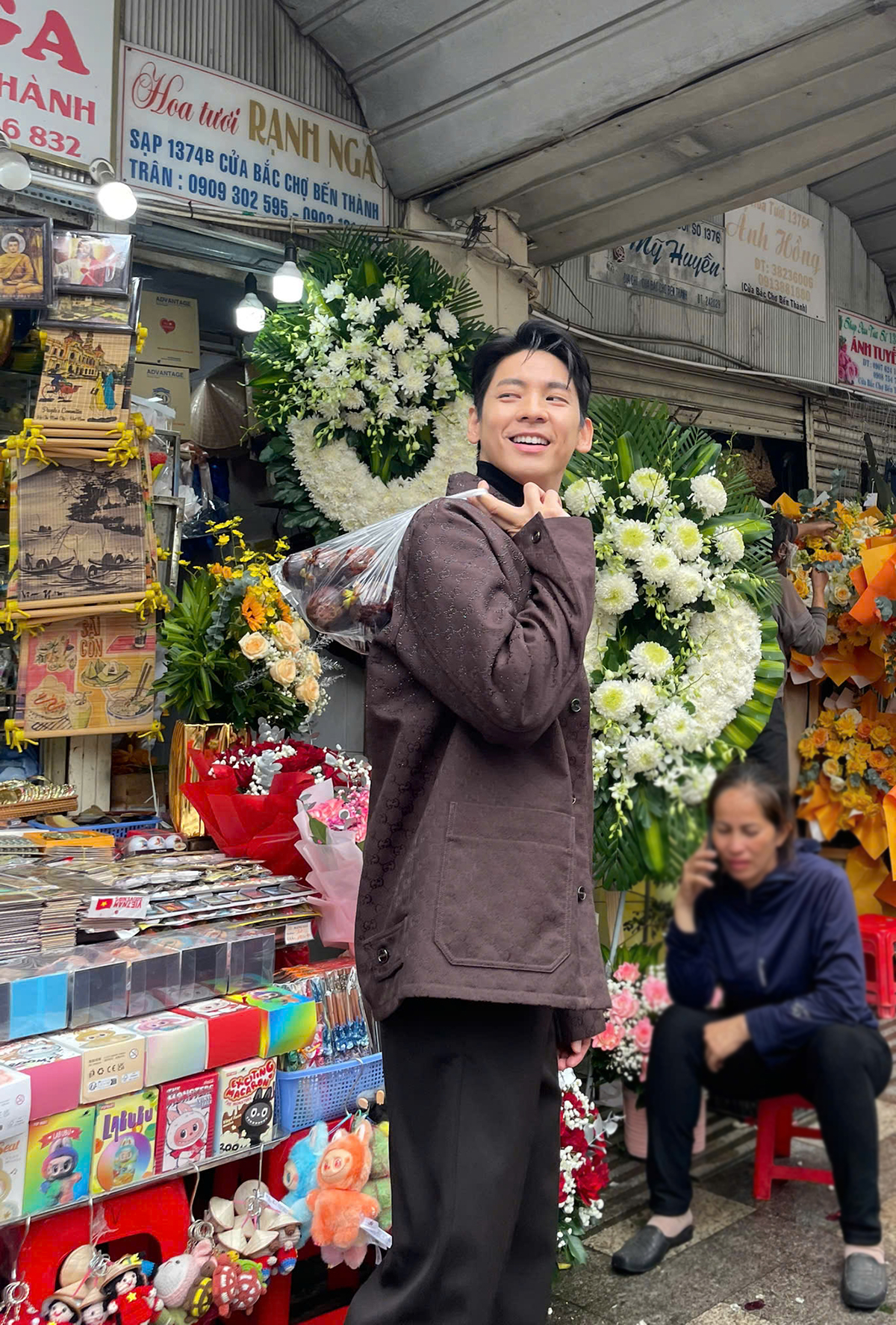 Mỹ nam Đài Loan Lâm Bách Hoành dạo chợ Bến Thành - 5