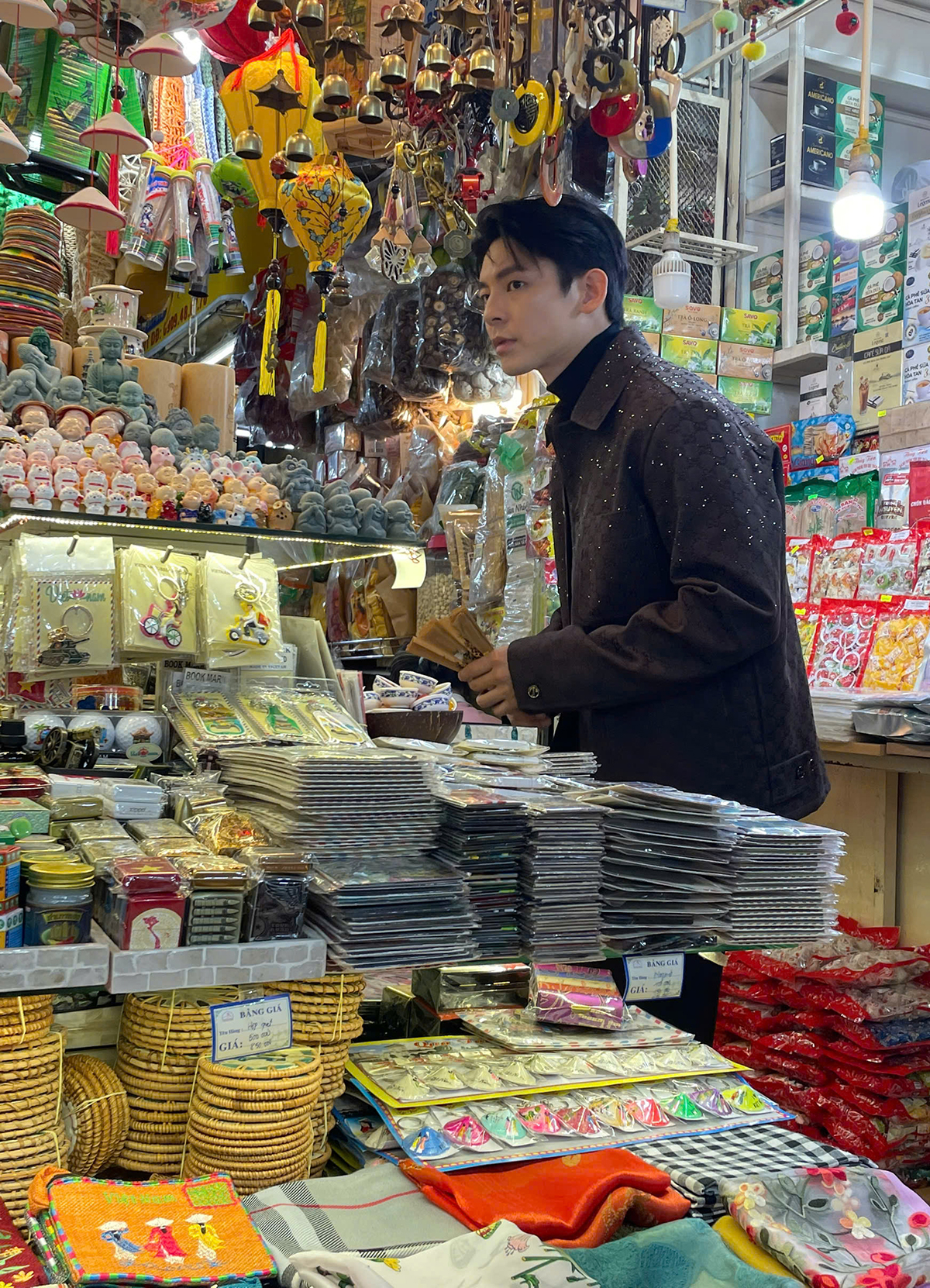 Mỹ nam Đài Loan Lâm Bách Hoành dạo chợ Bến Thành - 7