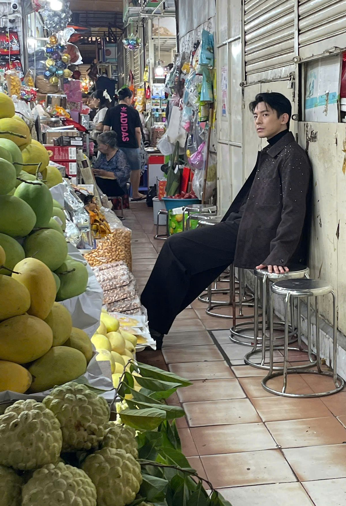 Lâm Bách Hoành tham quan, mua sắm ở chợ Bến Thành, sáng 4/12