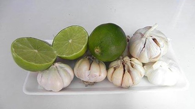 Kết hợp quả chanh với tỏi có khả năng xua đuổi tà khí và ngăn ngừa năng lượng xấu